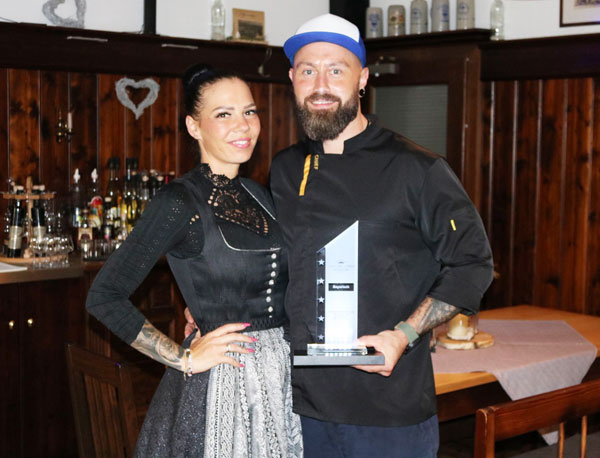 Eva und Markus Penzenstadler mit Ihrer Auszeichnung Lokal des Jahres 2025